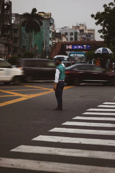 Vertical Shot Policeman Standing Traffic Goes — Stockfoto