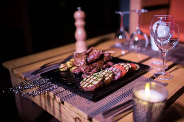 Bir tabak tavuk ve sığır barbeküsü yanında da bir bardak taze mojito.