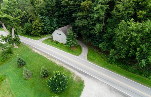 High Angle Shot Cottage Green Forest Roadside — Stock Photo, Image