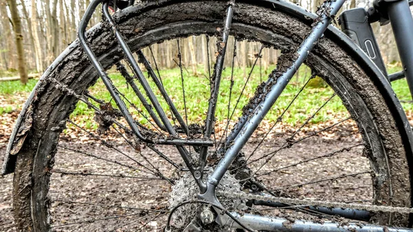 Closeup Shot Muddy Wheel Ancient Bike — Stockfoto