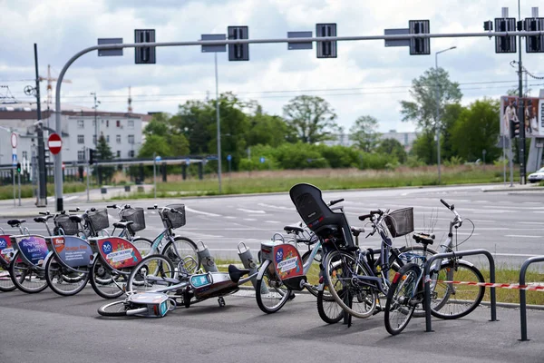 Ряд Припаркованных Велосипедов Круговой Развязке Rataje Познани Польша — стоковое фото