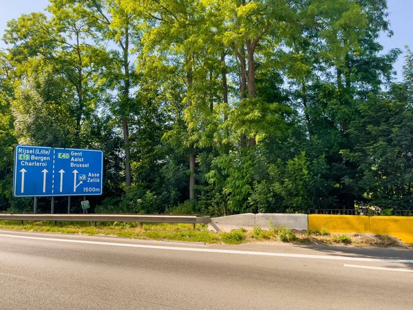 Belçika 'nın kırsal kesiminde araba penceresi manzarası