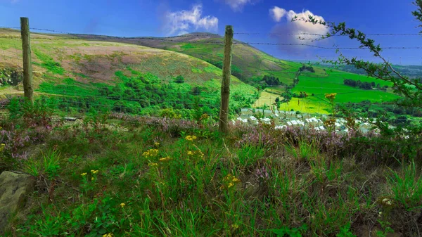 Una Vista Dalla Collina Attraverso Una Recinzione Legno Con Bellissimo — Foto Stock