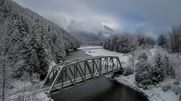 冬には川にかかる橋の空中風景 — ストック写真