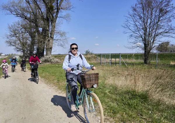 Woman Other People Riding Bicycle Field Path Organized Bike Trip — Stockfoto