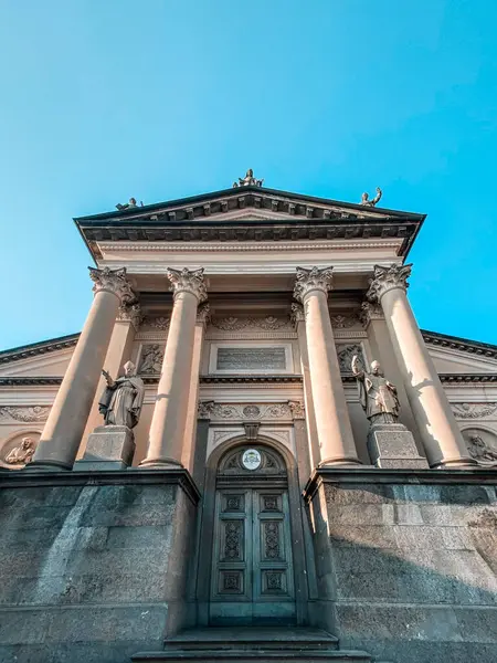 Güneşli bir günde antik bir binanın dikey görüntüsü.