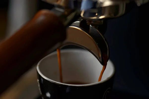 Closeup Shot Cup Being Filled Coffee Machine — Fotografia de Stock