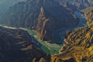 Pearl Lake, Çin 'deki kayaların ve dağların arasından akan güzel bir nehrin havadan görünüşü.