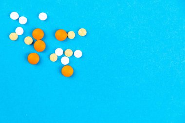 Fotokopi alanı ile mavi arkaplan üzerinde ilaç tabletlerinin üst görünümü
