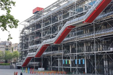 Picture Shows the Front Side of the entrance to the famous Centre Pompidou Museums in Downtown of Paris. A highlight when you are interested in arts