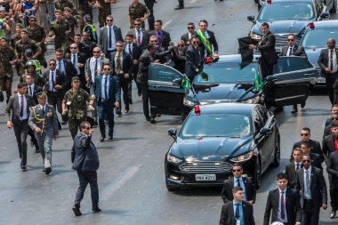 Bağımsızlık Günü geçit töreninde arabalarla ve halkla çevrili bir Brezilya 'nın Jair Bolsonaro başkanı