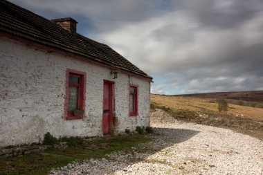 Baharda yol kenarındaki eski harabe bina.