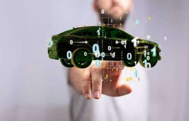 Bir erkek dijital hologram yeşil enerji araba konseptine dokunuyor. Araç EV şarj pili elektrik