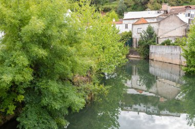 A beautiful view of buildings by the lake in Torres Novas, Portugal