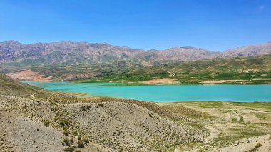 Dağlarla çevrili güzel bir göl manzarası
