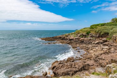 Brittany 'deki Navalo Limanı, Morbihan körfezinin girişindeki kayalık sahil.