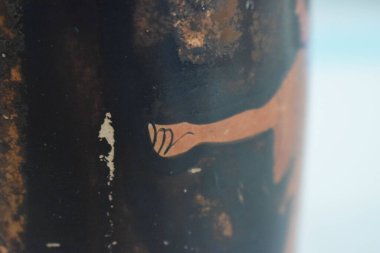 Antik Yunan tarzı bir vazonun yakın plan bir resmi.