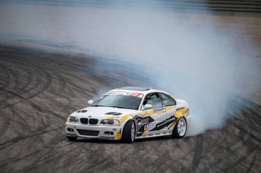 E46 yarış pistinde sürükleniyor