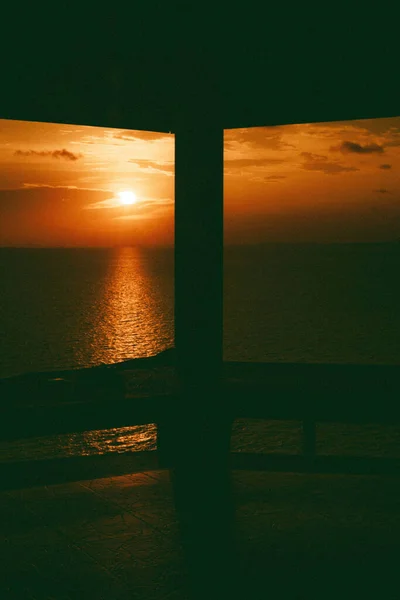 Tiro Vertical Gazebo Para Paisagem Marinha Pôr Sol — Fotografia de Stock