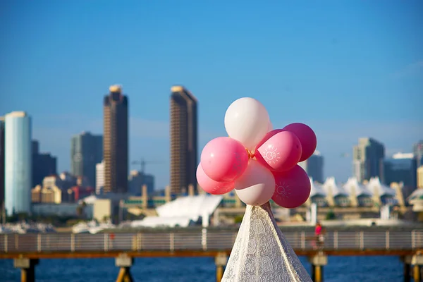 Beautiful Shot Pink Balloons Cityscape Background — Stock Photo, Image