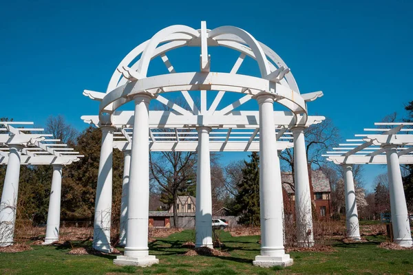 Beautiful Shot White Classic Pavilion Columns Park Blue Sunny Sky — Stock fotografie