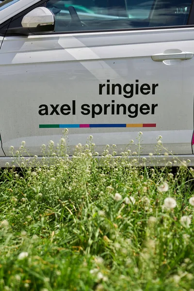 Ringier Axel Springer Company Car Parked Next Green Weeds Stare — Fotografia de Stock