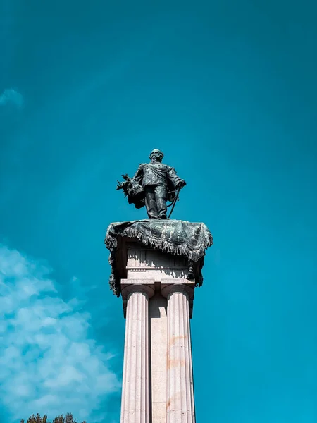 A vertical shot of a Nelson\'s Column on a sunny day