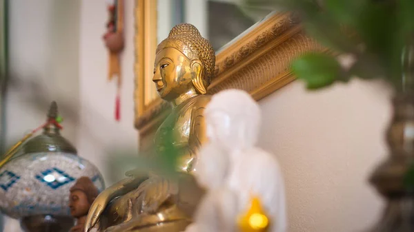 Golden Buddha Sits Peacefully Amongst Smaller Buddha Statues Blurred Background — Stock Photo, Image