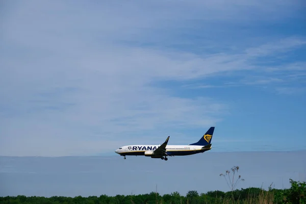 Airplane Approach Landing Rear View Just Landing Blue Sky — Stock Photo, Image