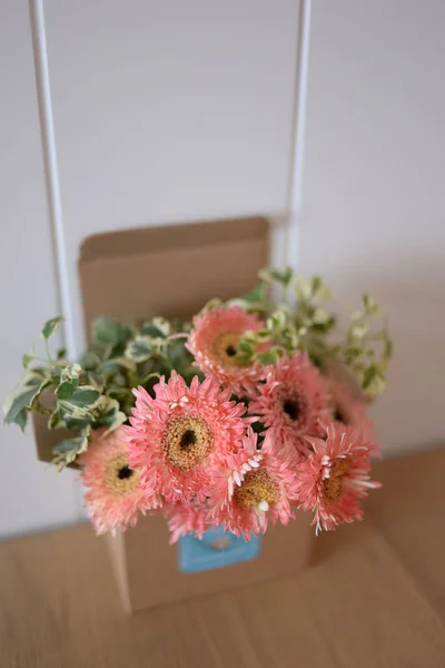 箱の中のピンクのガーベラのデイジーの花の選択 — ストック写真