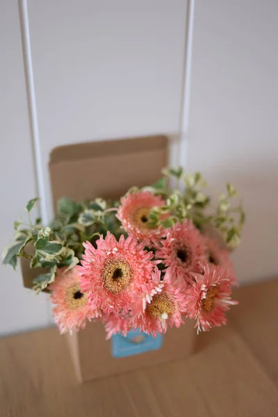 Selectivo Flores Gerberas Rosadas Una Caja —  Fotos de Stock