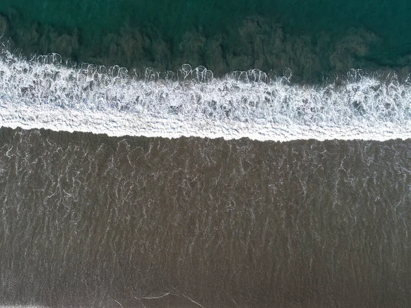 コスタリカの砂浜での柔らかい海の波の空中ビュー — ストック写真