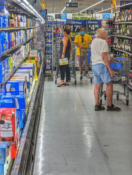 Vertical Shot People Shopping Beer Isle Walmart Supercenter — Photo
