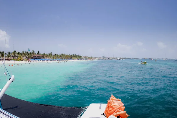 Nahaufnahme Eines Fischerbootes Das Eine Spur Auf Dem Wasser Hinterlässt — Stockfoto