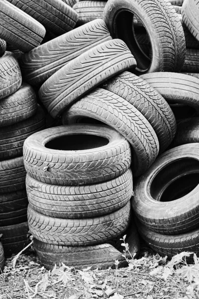 Vertical Grayscale Shot Many Used Old Car Tires — Fotografia de Stock