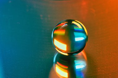 Yansıması olan aynalı bir küre görüntüsü