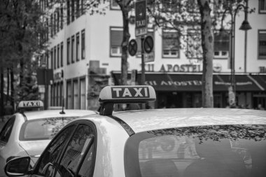 Aydınlatılmış sarı taksi tabelası.