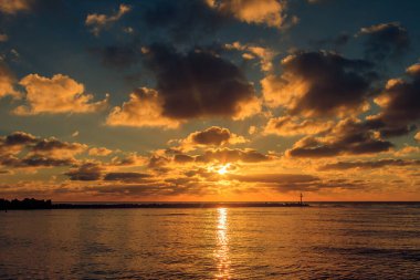 Litvanya 'nın Klaipeda limanının kapısında renkli bir günbatımı