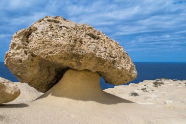 Yumuşak ve sert bir kaya tabakasının farklı bir şekilde aşınması sonucu oluşan mantar şekilli kaya veya kaya kaidesi. Gozo, Malta kayalıkları boyunca bulundu.