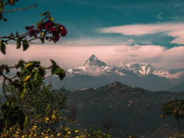Gün batımında güzel dağların havadan görünüşü