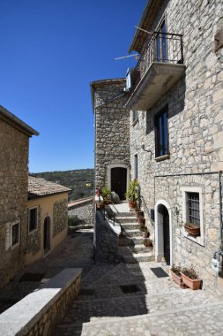 Gesualdo İtalya 'da küçük bir köyde mavi gökyüzünün altında evleri olan dar tuğlalı bir sokak.