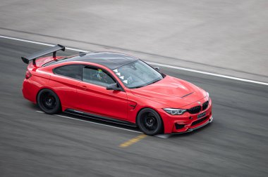 BMW F82 M4 GTS pistte yarışıyor