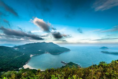 Gün ışığında güzel bir dağ manzarası