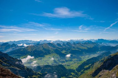 İsviçre 'deki Schwagalp dağ geçidindeki Santis dağının güzel bir manzarası.