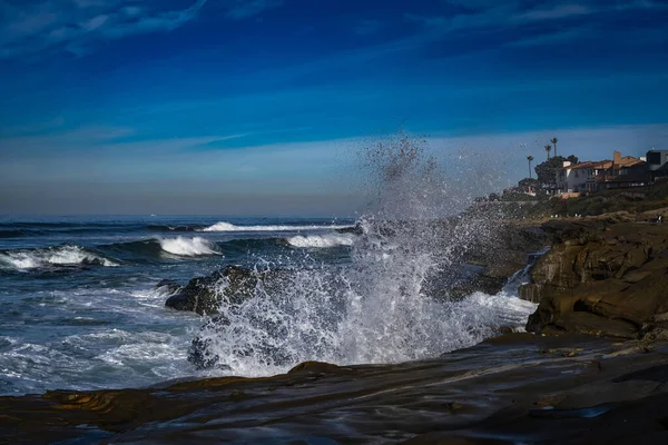 Jollaのウィンダンシービーチでロック海岸線で波がクラッシュ California — ストック写真