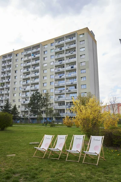 Vertical Shot Row Pastelowa Ice Cream Bar Seats Apartment Building —  Fotos de Stock