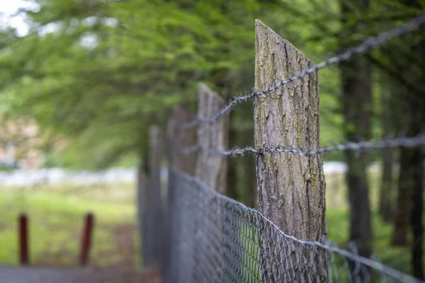 Perspective Shot Country Wooden Barrier Metallic Net Blurry Background — Foto de Stock