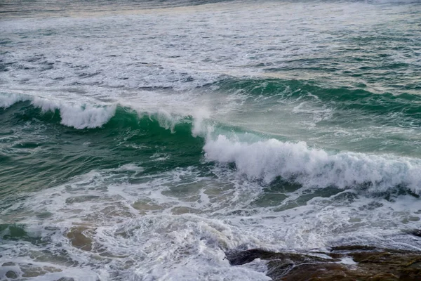 晴れた日に美しい海の波のクローズアップショット — ストック写真