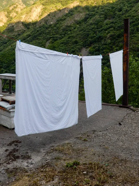 White Sheets Hanging Clothesline Mountain — Stock Photo, Image