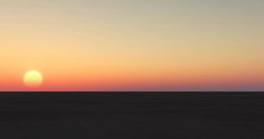 Akşamları sakin denizin üzerinde büyüleyici bir günbatımı manzarası - huzurlu ve sakin bir atmosfer